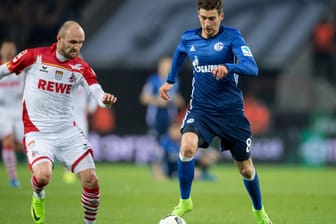 Der Kölner Konstantin Rausch (li.) und Schalkes Leon Goretzka beim Zweikampf.
