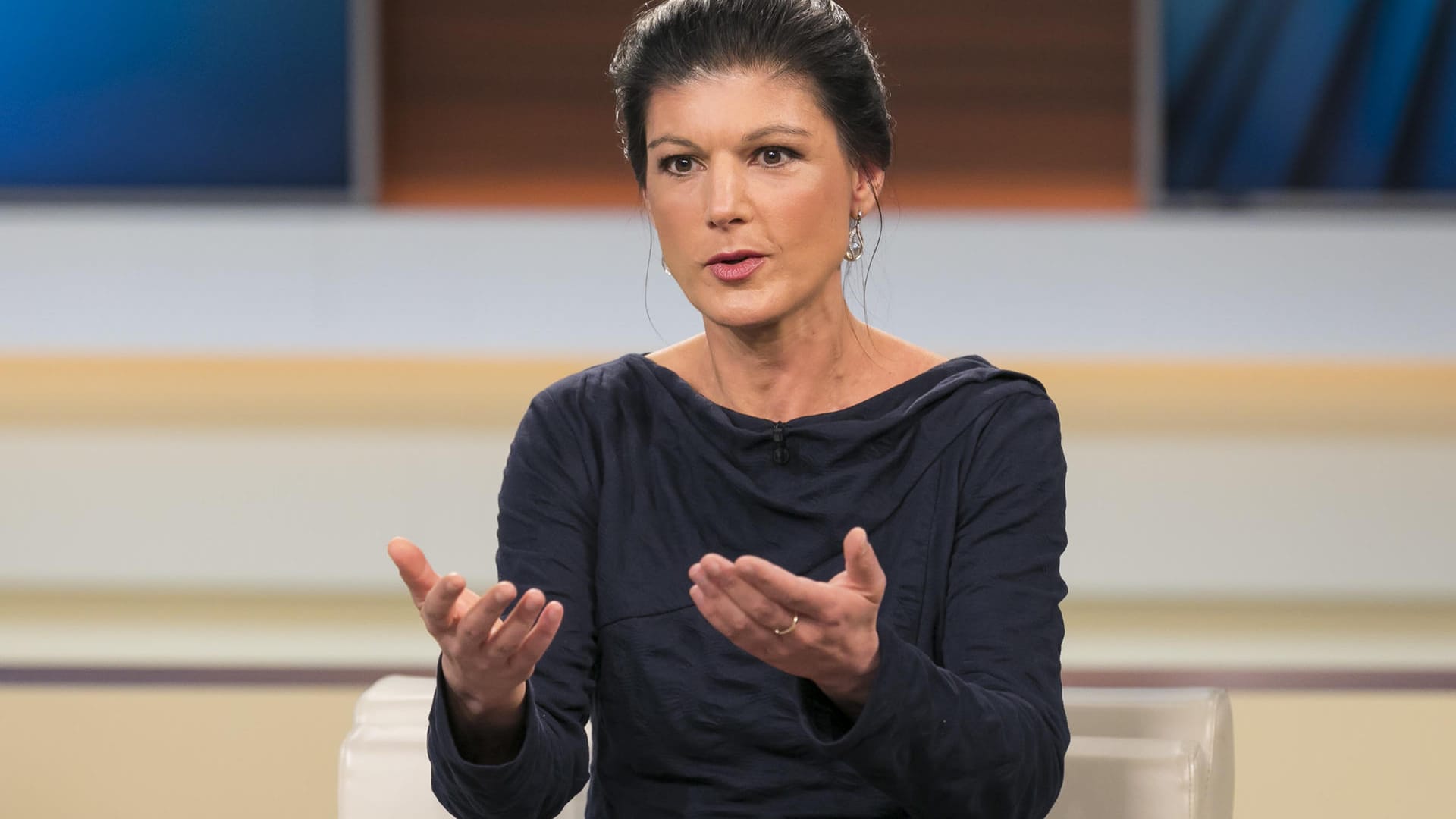 Neben Anne Will die einzige Frau in der Runde, die sich über Trumps Außenpolitik stritt: Sahra Wagenknecht. Neben Anne Will die einzige Frau in der Runde, die sich über Trumps Außenpolitik stritt: Sahra Wagenknecht.