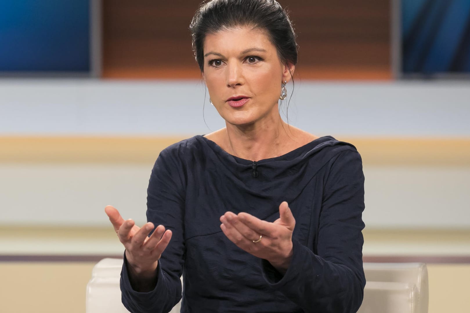Neben Anne Will die einzige Frau in der Runde, die sich über Trumps Außenpolitik stritt: Sahra Wagenknecht.