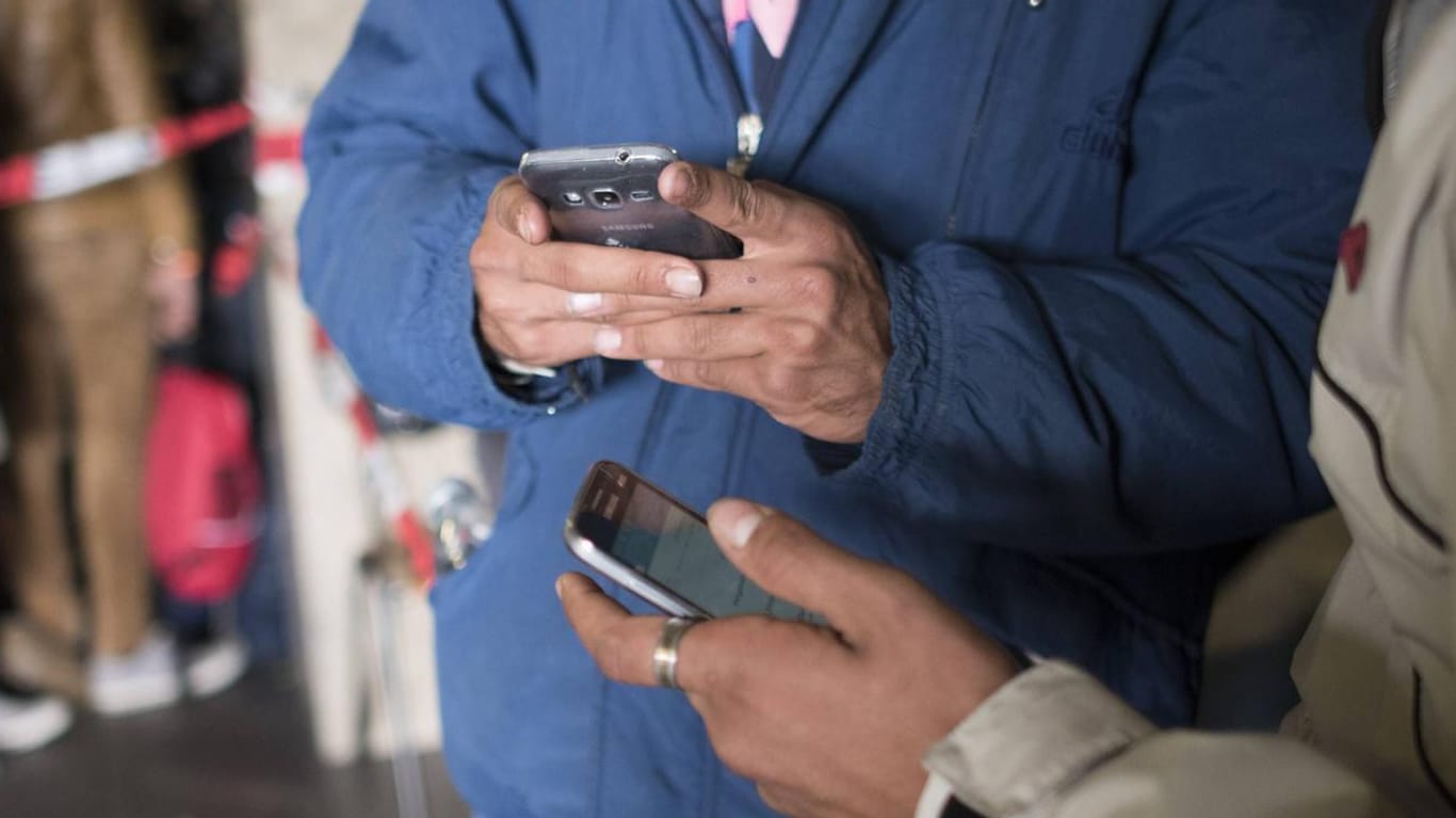Flüchtlinge in Berlin: Bislang ist das Auslesen von Mobilfunk-Daten nur bei Verdacht auf Straftaten erlaubt.