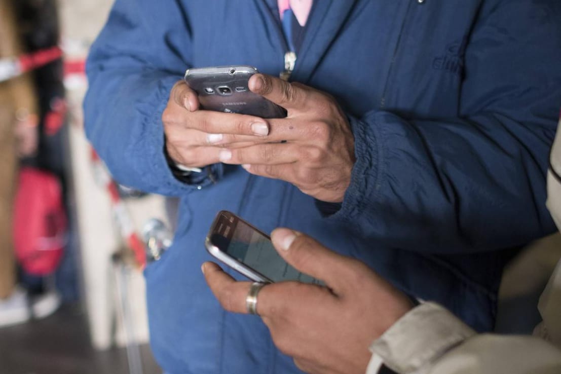 Flüchtlinge in Berlin: Bislang ist das Auslesen von Mobilfunk-Daten nur bei Verdacht auf Straftaten erlaubt.