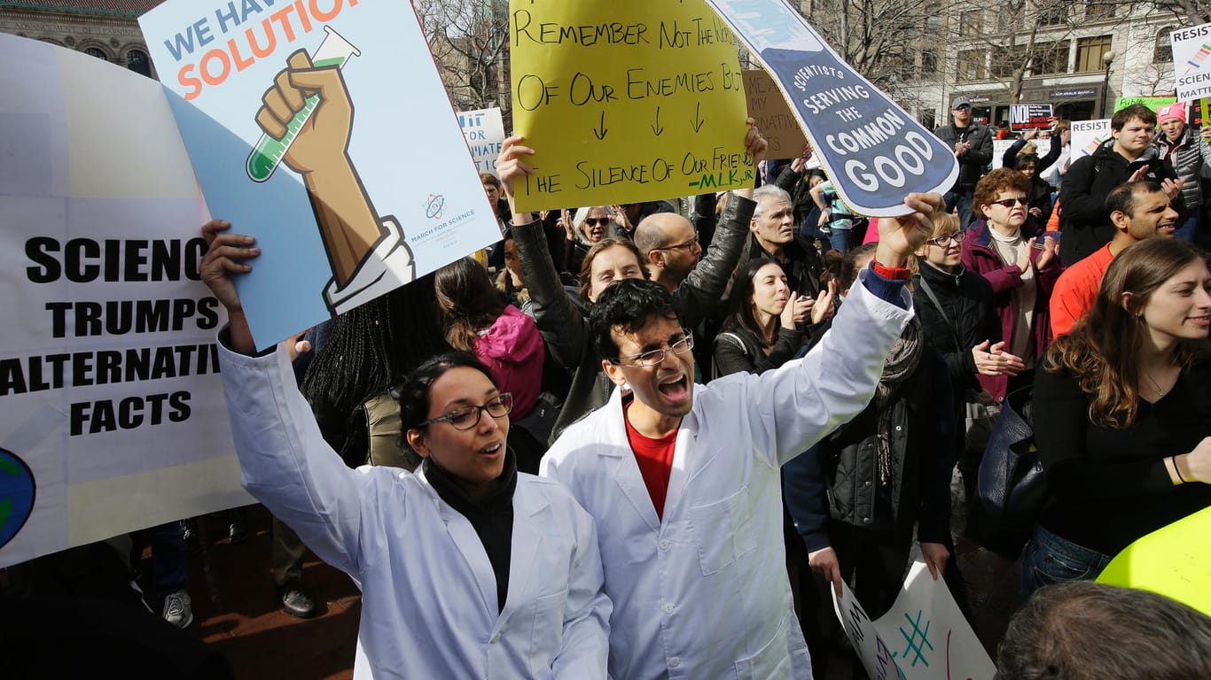 Wissenschaftler demonstrieren auf der Straße in Boston gegen Donald Trump.