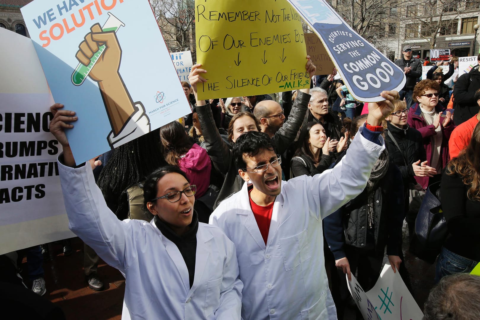 Wissenschaftler demonstrieren auf der Straße in Boston gegen Donald Trump.