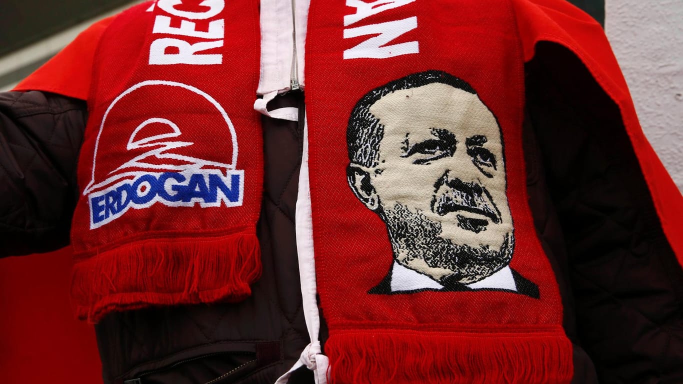 Ein Mann mit Erdogan-Schal auf der Veranstaltung mit dem türkischen Ministerpräsidenten Yildirim in Oberhausen.