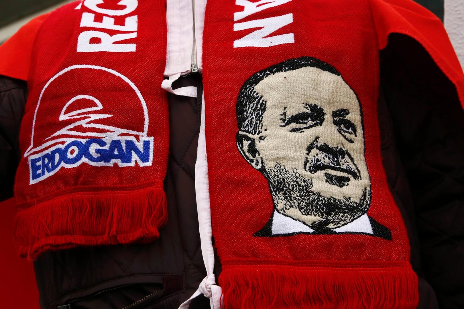 Ein Mann mit Erdogan-Schal auf der Veranstaltung mit dem türkischen Ministerpräsidenten Yildirim in Oberhausen.