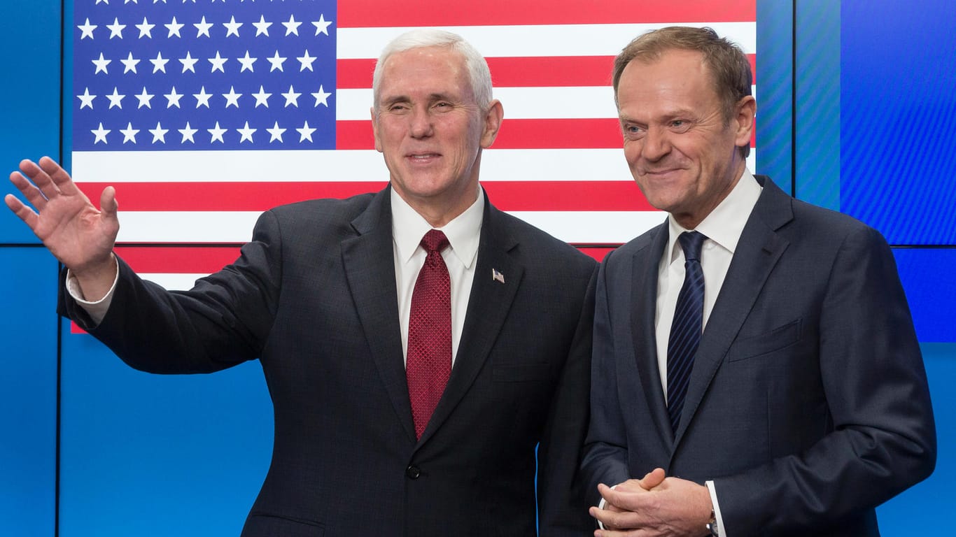 US-Vizepräsident Mike Pence (li.) und EU-Ratspräsident Donald Tusk.