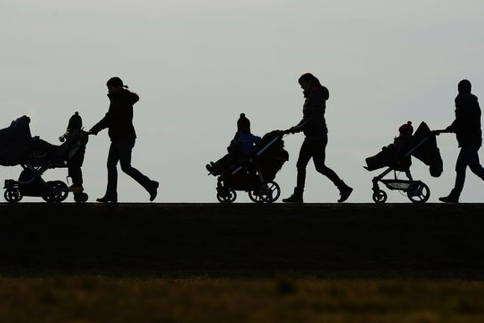 Drei Mütter sind bei Oberhomberg mit ihren Kindern unterwegs.