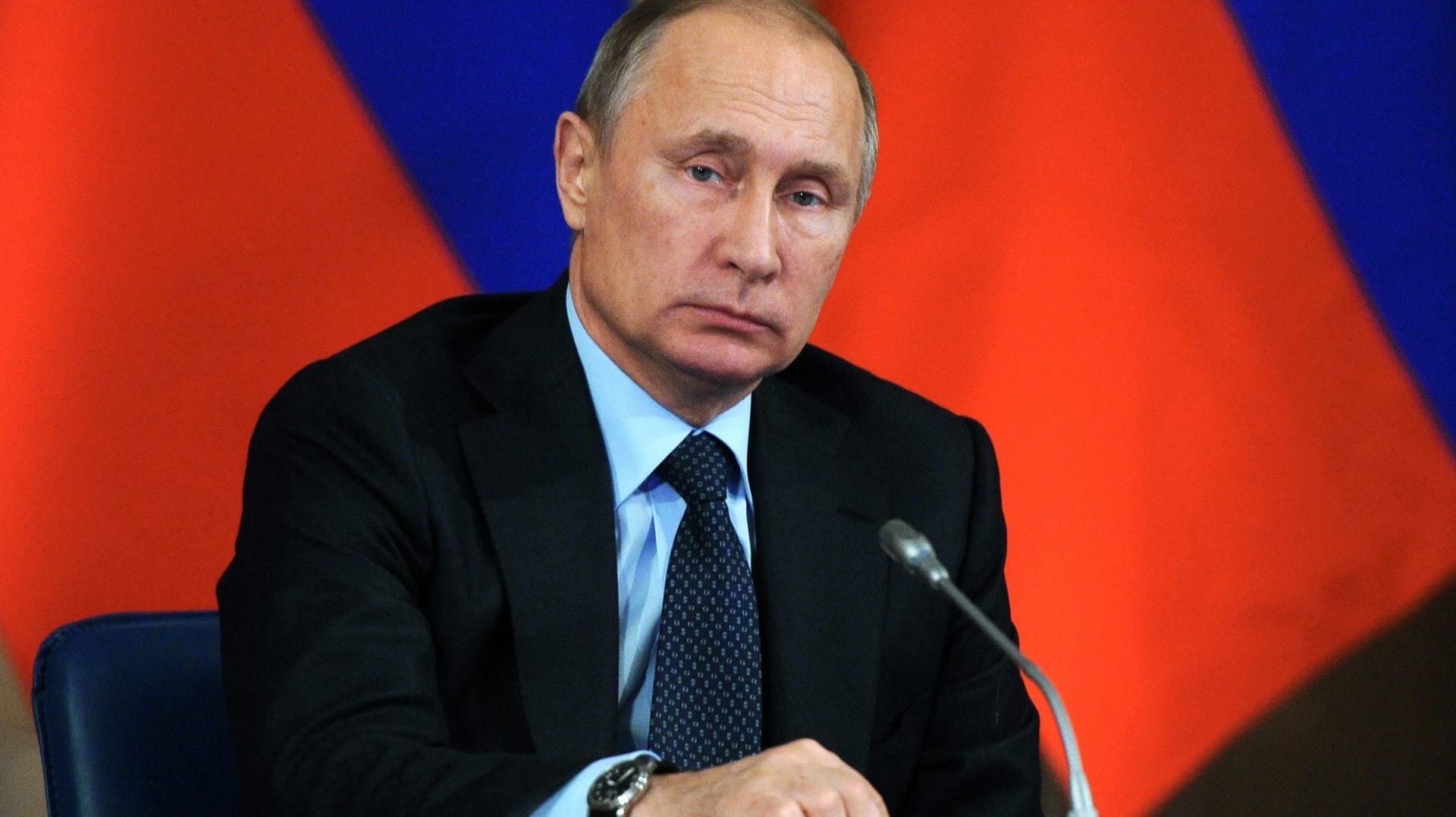 Wladimir Putins Pass-Dekret stößt in Berlin auf Unverständnis.