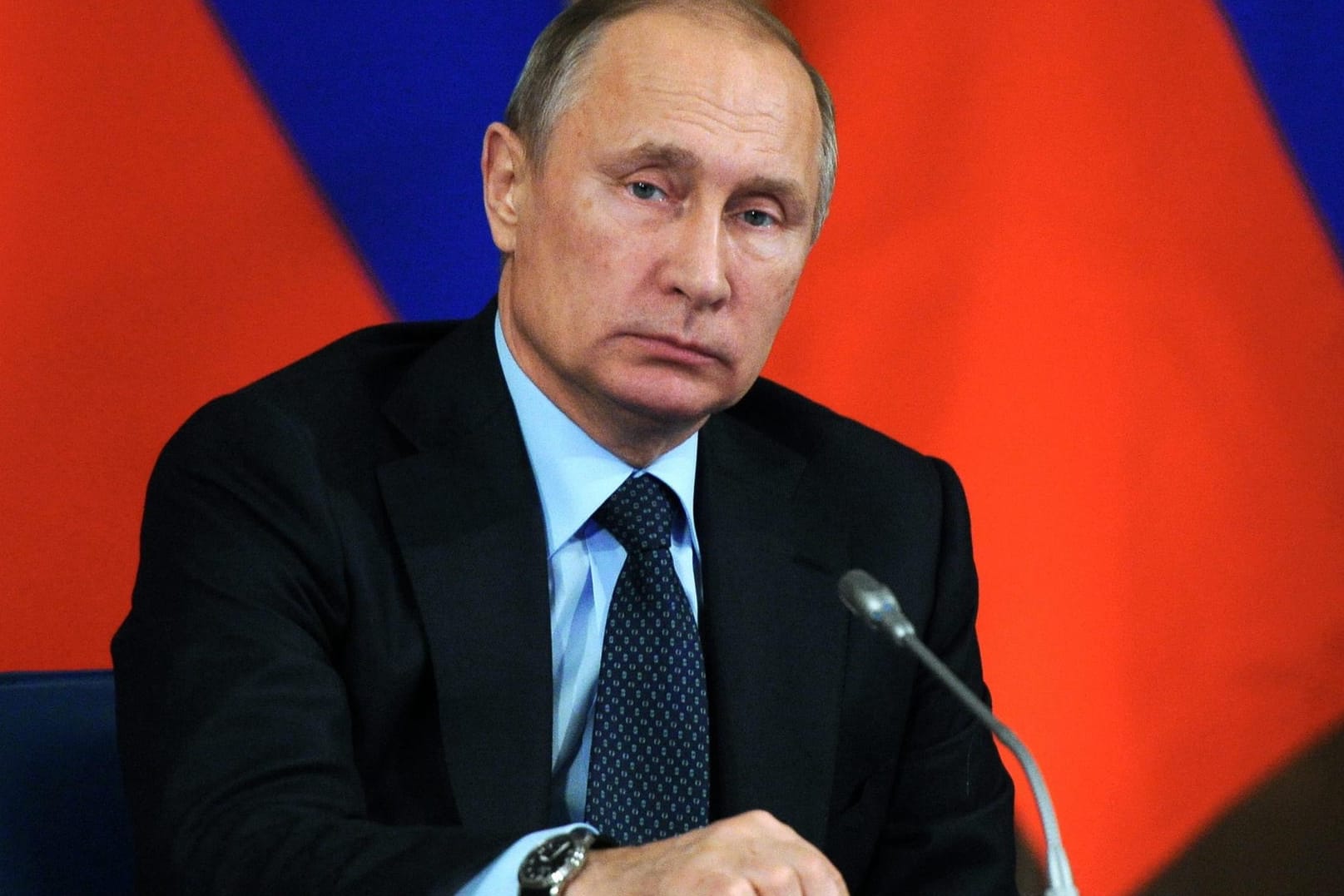 Wladimir Putins Pass-Dekret stößt in Berlin auf Unverständnis.