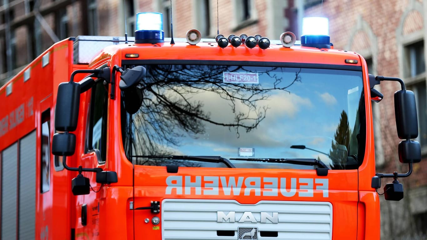 Bei einem Wohnhausbrand in Bad Neuenahr-Ahrweiler hat ein Mann Teile seiner Familie gerettet.