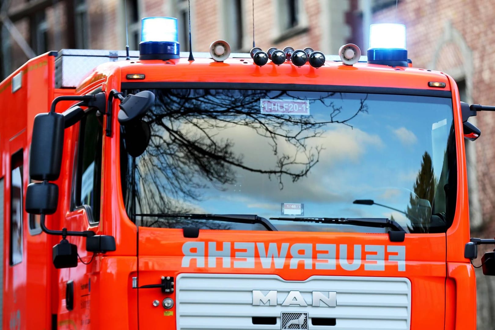 Bei einem Wohnhausbrand in Bad Neuenahr-Ahrweiler hat ein Mann Teile seiner Familie gerettet.