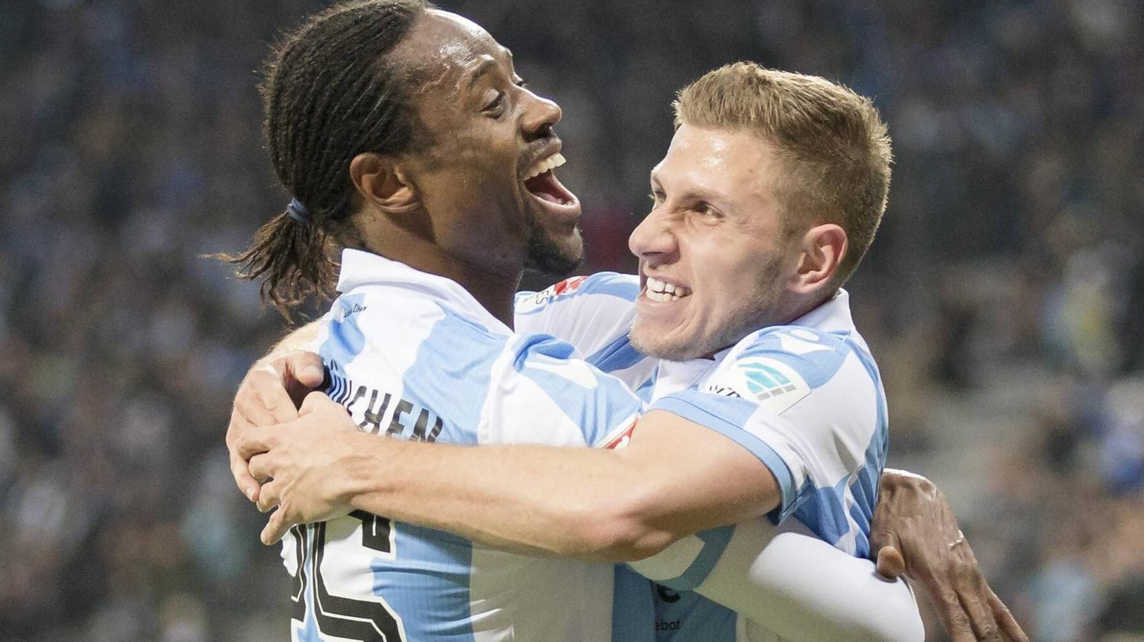 Torschütze und Vorbereiter: Der erfolgreiche Abdoulaye Ba (links) freut sich mit Levent Aycicek über das 1:0 des TSV 1860 München im Spiel gegen Nürnberg Torschütze und Vorbereiter: Der erfolgreiche Abdoulaye Ba (links) freut sich mit Levent Aycicek über das 1:0 des TSV 1860 München im Spiel gegen Nürnberg