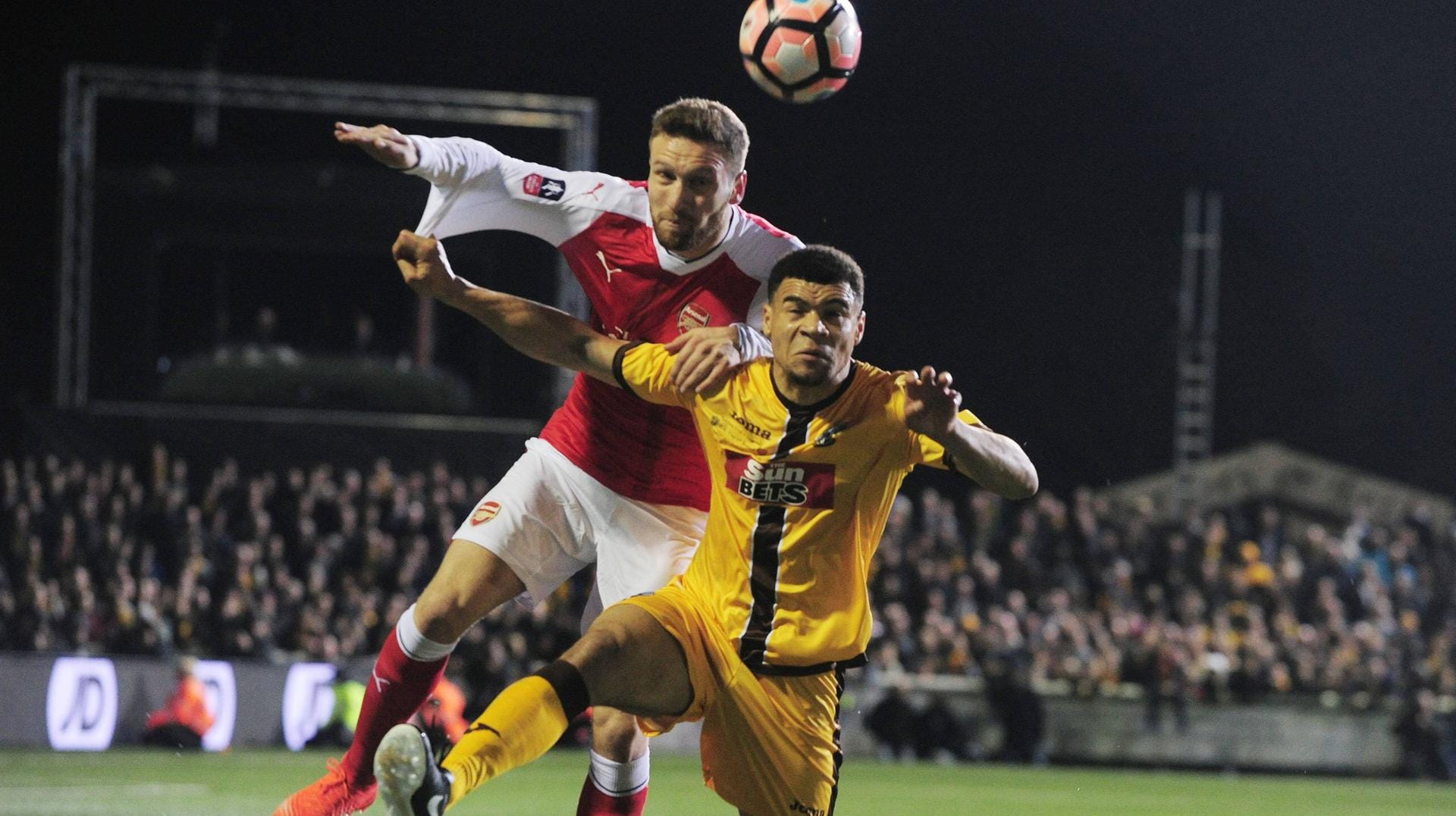 Shkodran Mustafi (li.) und Arsenal müssen sich gegen die Underdogs von Sutton United (hier: Maxime Biamou) strecken.