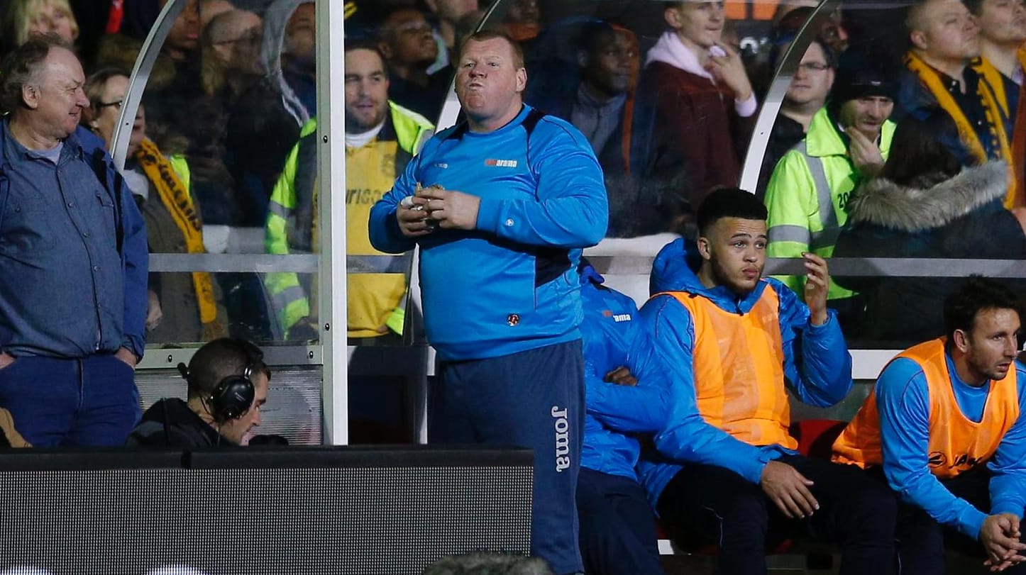 Wayne Shaw, der kultige Ersatzkeeper von Sutton United, lässt es sich schmecken.