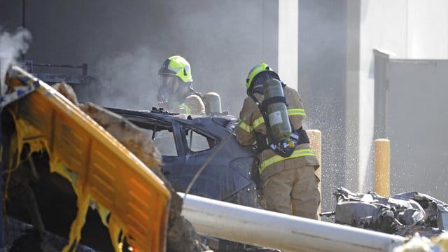 Einsatzkräfte an der Absturzstelle des Kleinflugzeugs unweit des Essendon Flughafens in Melbourne. Einsatzkräfte an der Absturzstelle des Kleinflugzeugs unweit des Essendon Flughafens in Melbourne.