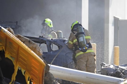 Einsatzkräfte an der Absturzstelle des Kleinflugzeugs unweit des Essendon Flughafens in Melbourne.