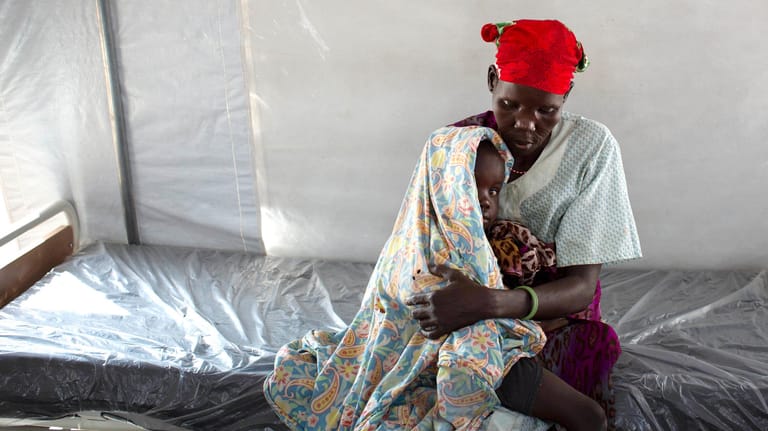 Hungersnot im Südsudan – Mutter hält ihr unterernährtes Kind in den Armen
