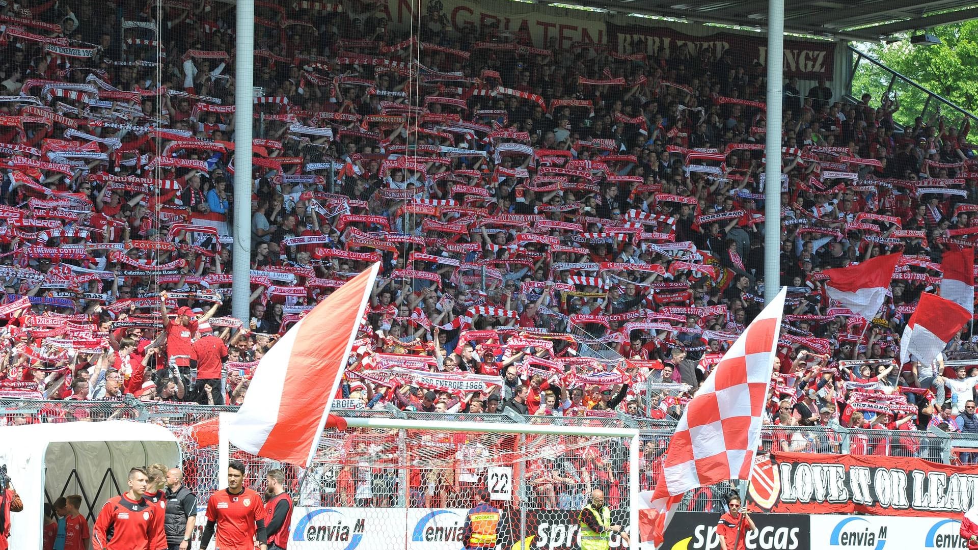 Die Fans im Cottbuser Stadion der Freundschaft können aufatmen.