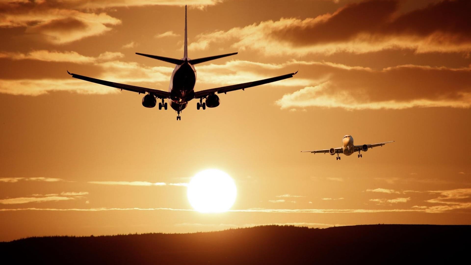 Flugzeug landet im Sonnenuntergang.