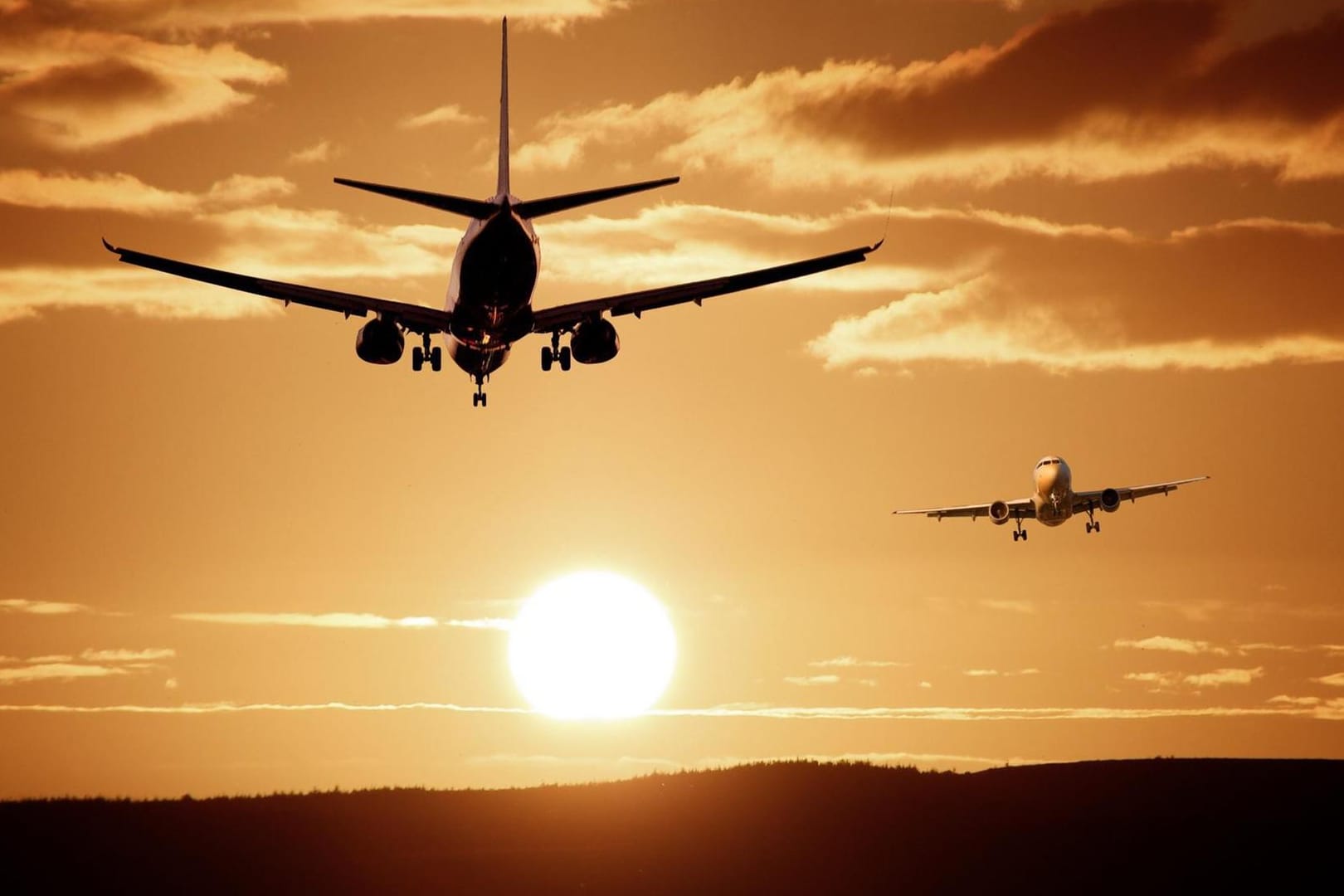 Flugzeug landet im Sonnenuntergang.