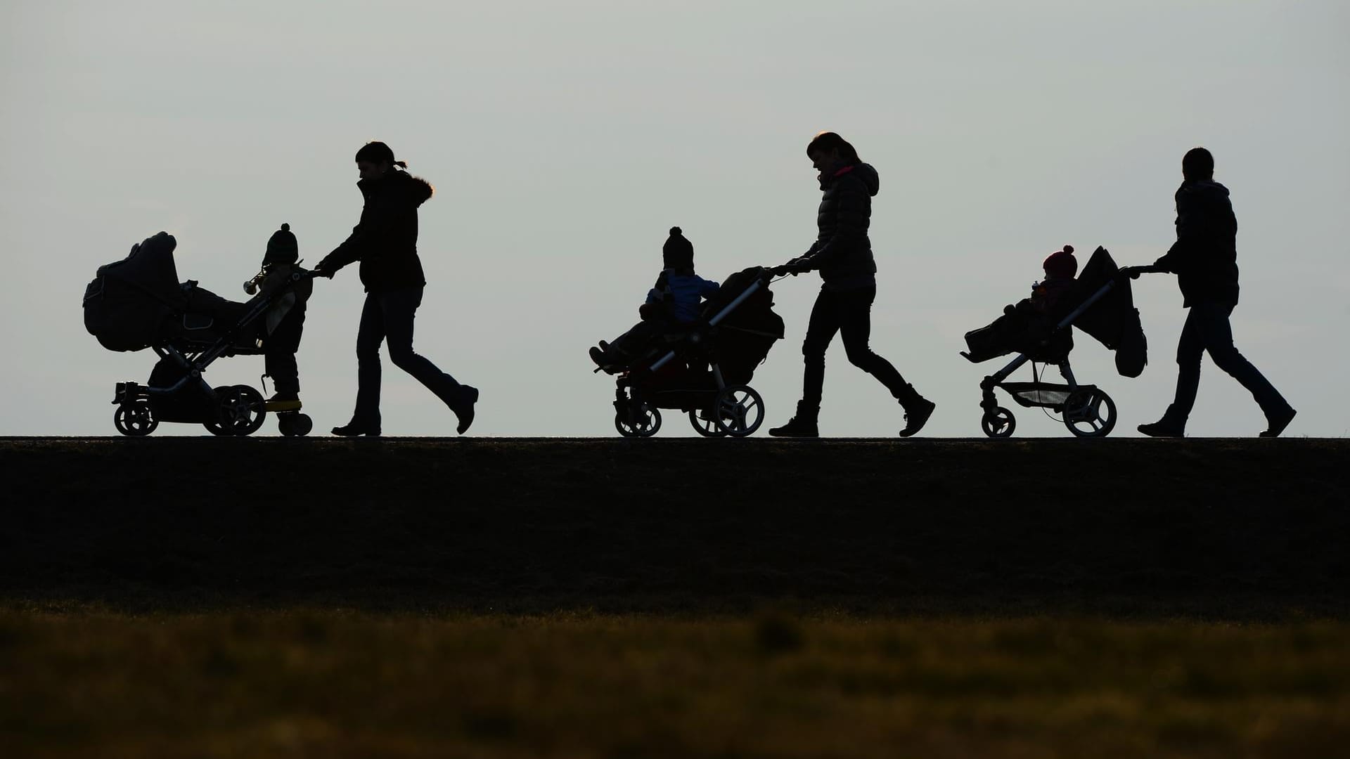 Familie und Beruf: Die Frau kümmert sich um die Kinder, der Mann kümmert sich ums Familieneinkommen. Diese Rollenverteilung ist in Deutschland noch stark ausgeprägt.