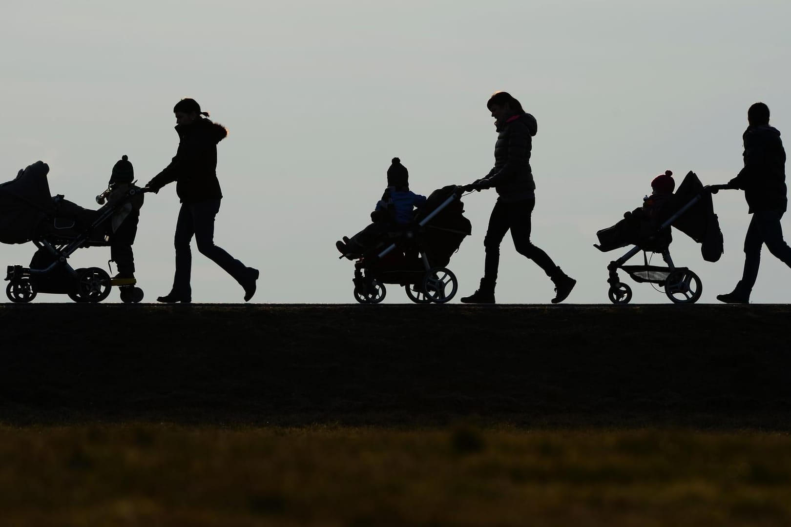 Familie und Beruf: Die Frau kümmert sich um die Kinder, der Mann kümmert sich ums Familieneinkommen. Diese Rollenverteilung ist in Deutschland noch stark ausgeprägt.