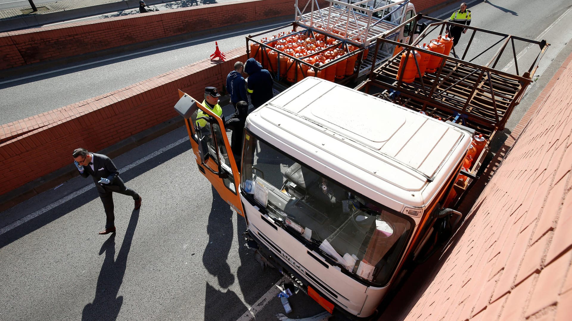 Gasflaschen geladen: Die Polizei in Barcelona stoppte den Fahrer eines Lkws mit mehreren Schüssen.