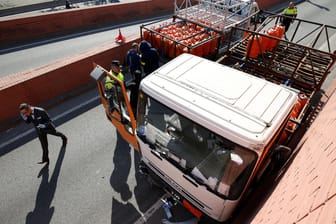 Gasflaschen geladen: Die Polizei in Barcelona stoppte den Fahrer eines Lkws mit mehreren Schüssen.