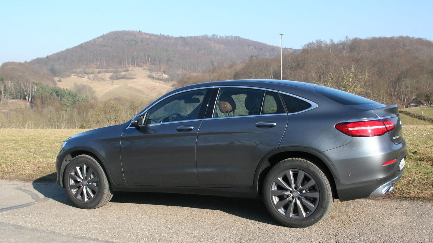 Leichte Hügel passen gut zum sanften Dachverlauf des Mercedes GLC Coupé.