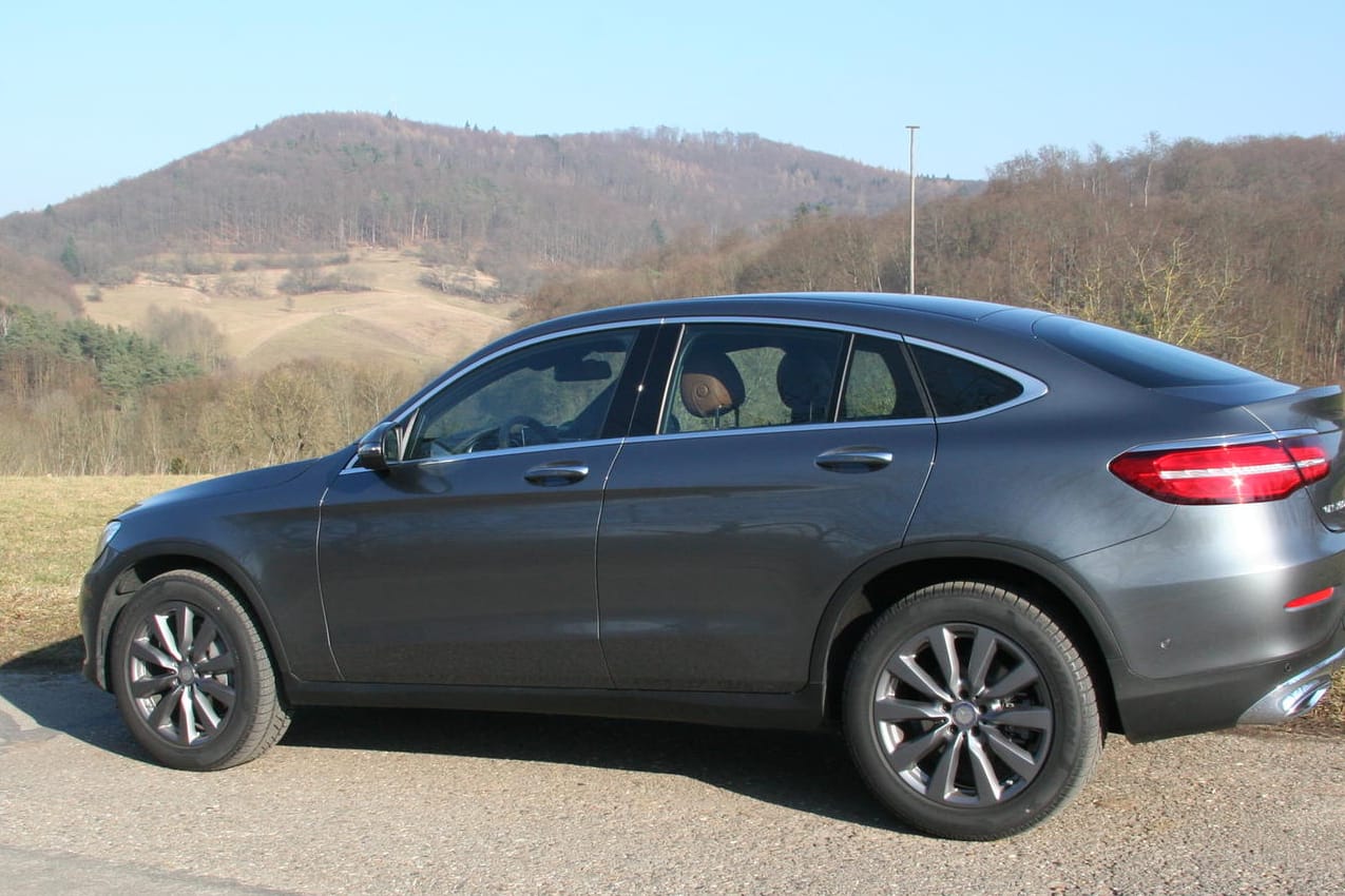 Leichte Hügel passen gut zum sanften Dachverlauf des Mercedes GLC Coupé.