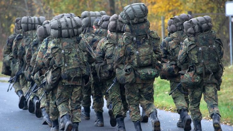 Soldaten in der Grundausbildung: Die Bundeswehr will ihr Personal kräftig aufstocken.