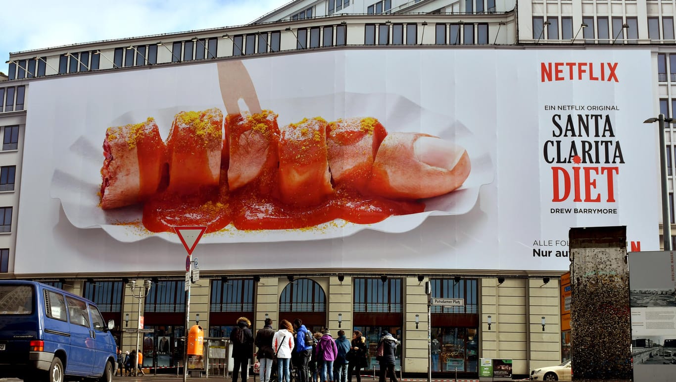 Mit diesem Plakat wirbt Netflix für die neue Serie "Santa Clarita Diet" am Potsdamer Platz in Berlin.