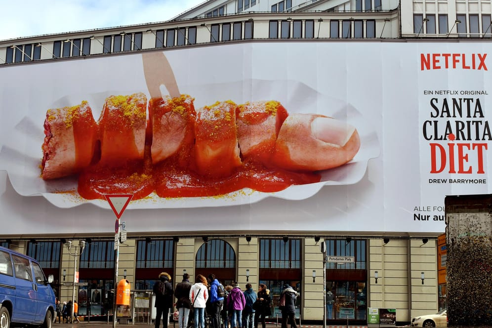 Mit diesem Plakat wirbt Netflix für die neue Serie "Santa Clarita Diet" am Potsdamer Platz in Berlin.