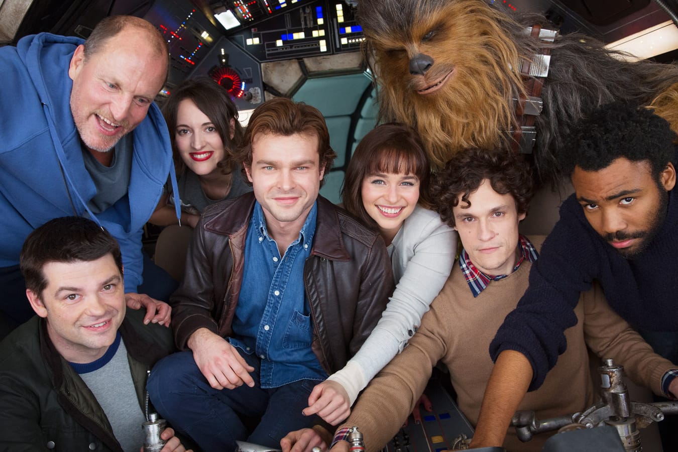 Von links unten im Uhrzeigersinn: Christopher Miller, Woody Harrelson, Phoebe Waller-Bridge, Han-Solo-Darsteller Alden Ehrenreich, Emilia Clarke, Joonas Suotamo als Chewbacca, Phil Lord und Donald Glover.