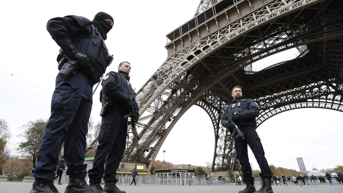Anti-Terror-Maßnahmen: Polizisten vor dem Eiffelturm in Paris.