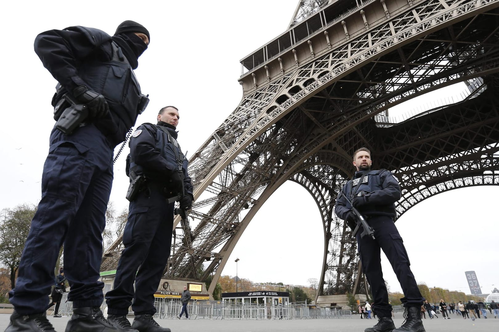 Anti-Terror-Maßnahmen: Polizisten vor dem Eiffelturm in Paris.