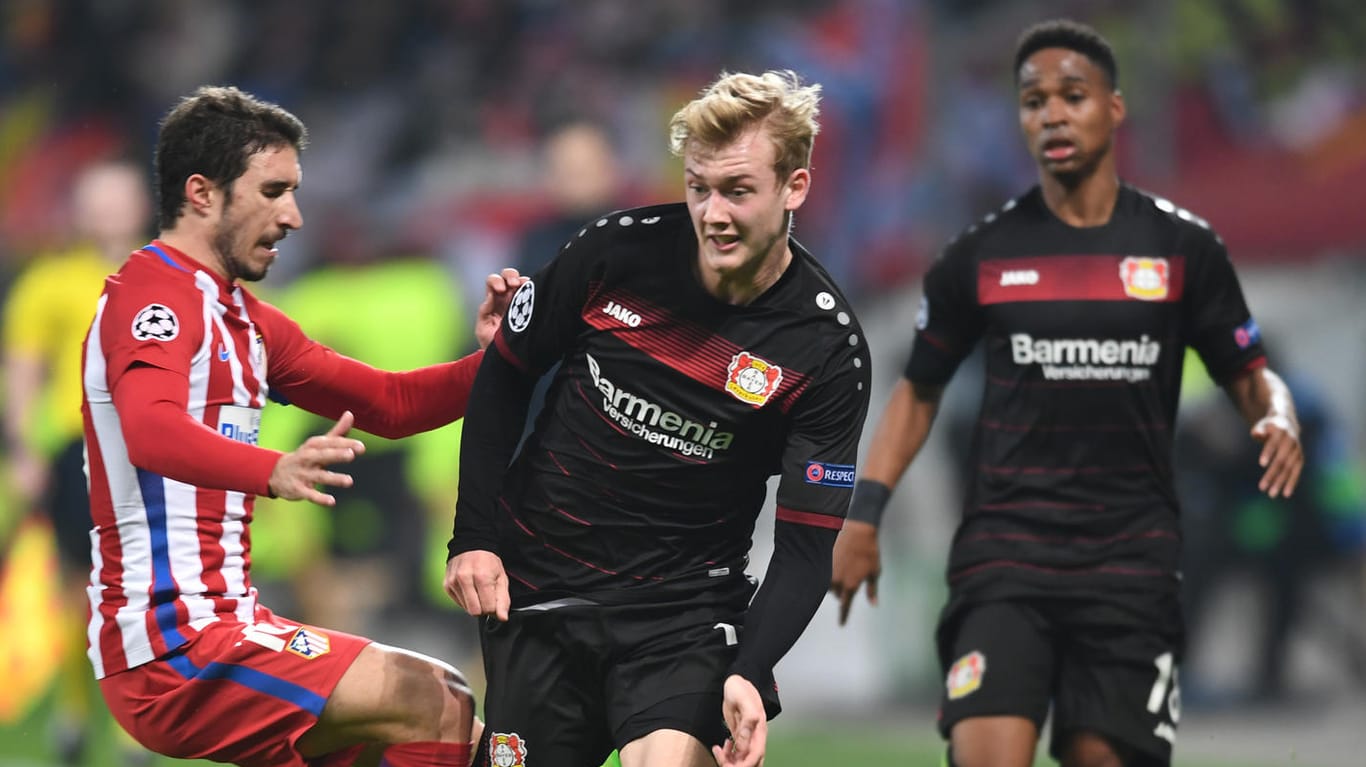 Atletico-Profi Stefan Savic (li.) setzt Leverkusens Julian Brandt unter Druck.