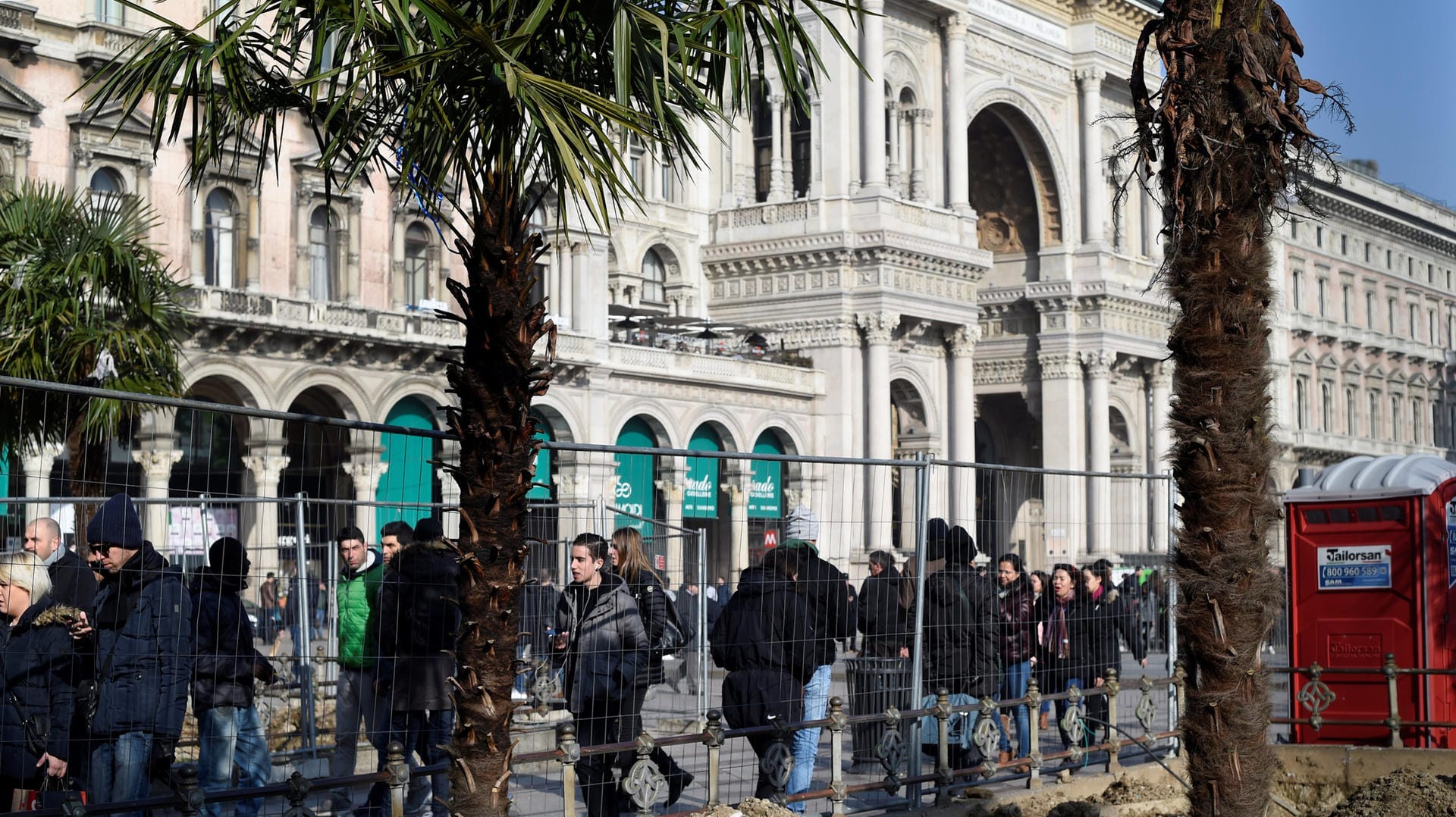 Auf dem Platz vor dem Mailänder Dom stehen bereits die ersten Palmen. Auf dem Platz vor dem Mailänder Dom stehen bereits die ersten Palmen.