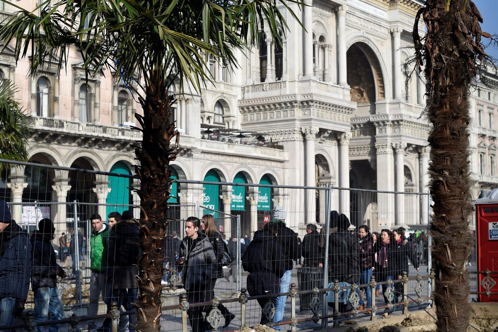 Auf dem Platz vor dem Mailänder Dom stehen bereits die ersten Palmen.