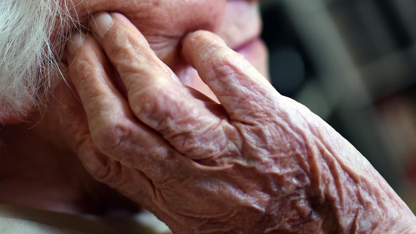 Wenn die Lebenserwartung steigt, brauchen ältere Menschen in Zukunft auch mehr Pflege.