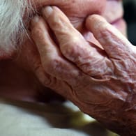 Wenn die Lebenserwartung steigt, brauchen ältere Menschen in Zukunft auch mehr Pflege.