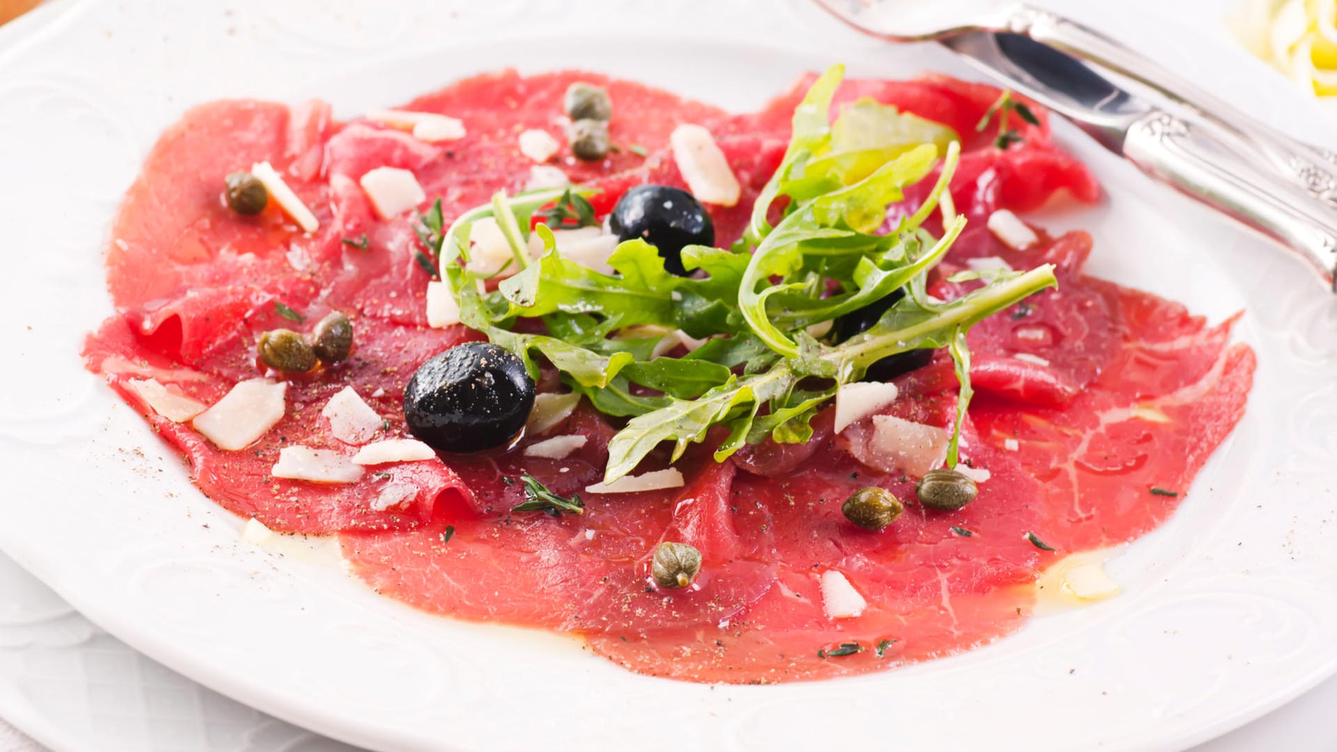 Carpaccio ist ein Klassiker bei den Gerichten aus rohem Fleisch.