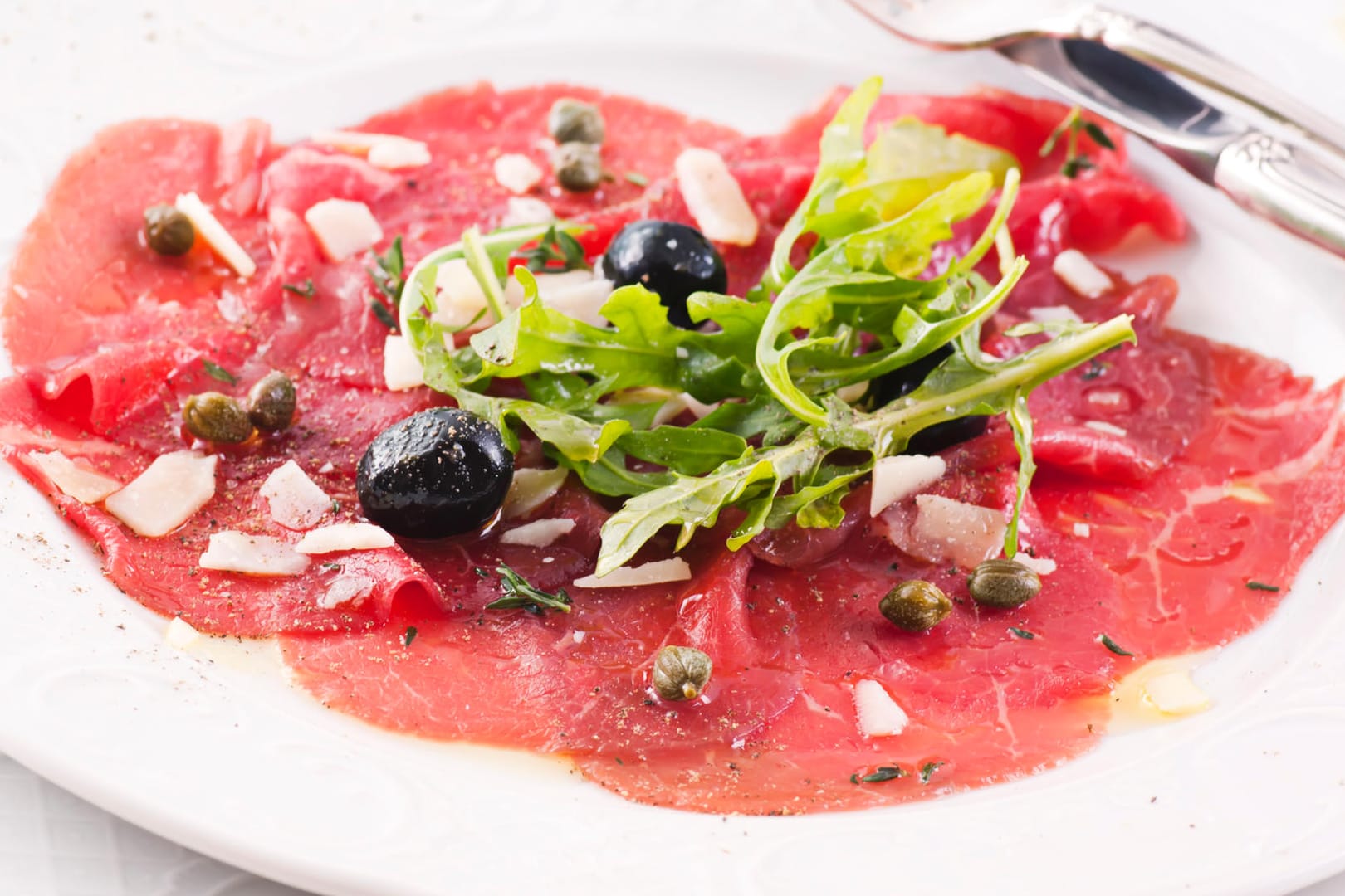 Carpaccio ist ein Klassiker bei den Gerichten aus rohem Fleisch.