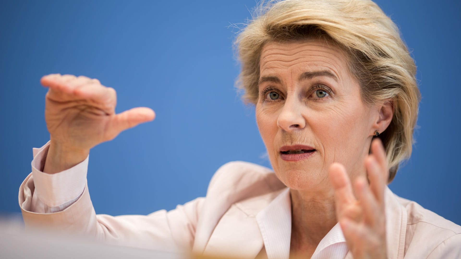 Bundesverteidigungsministerin von der Leyen will das Zwei-Prozent-Ziel der Nato durchsetzen, Außenminister Gabriel zweifelt (mittlerweile) daran.