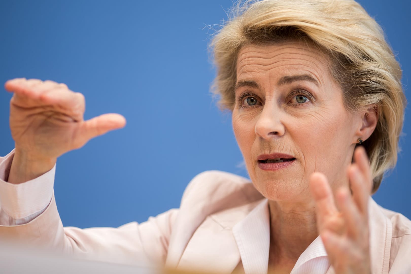 Bundesverteidigungsministerin von der Leyen will das Zwei-Prozent-Ziel der Nato durchsetzen, Außenminister Gabriel zweifelt (mittlerweile) daran.