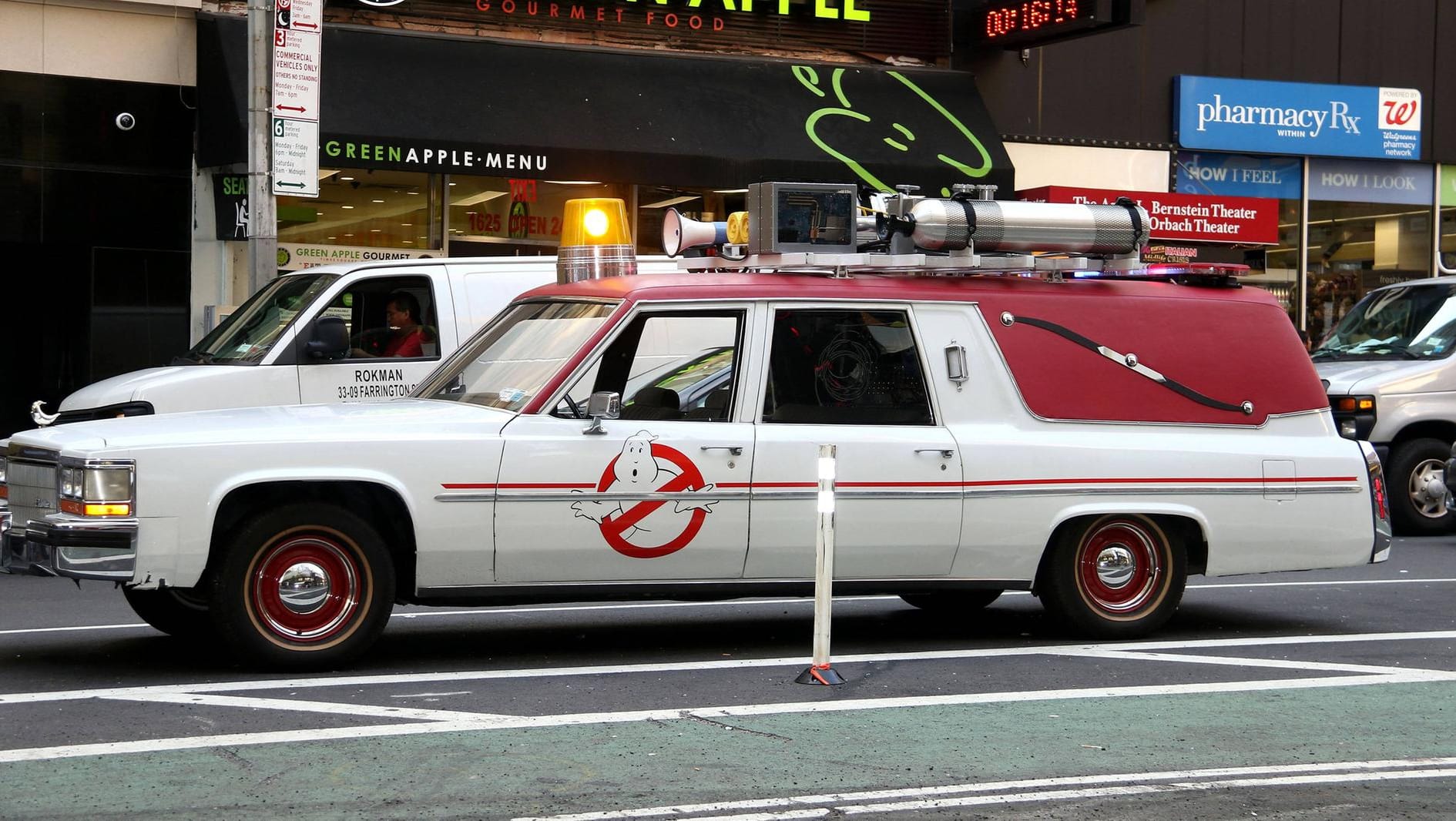 Der Cadillac Ecto-1 Fleetwood Station Wagon aus dem Kinoschlager "Ghostbusters"