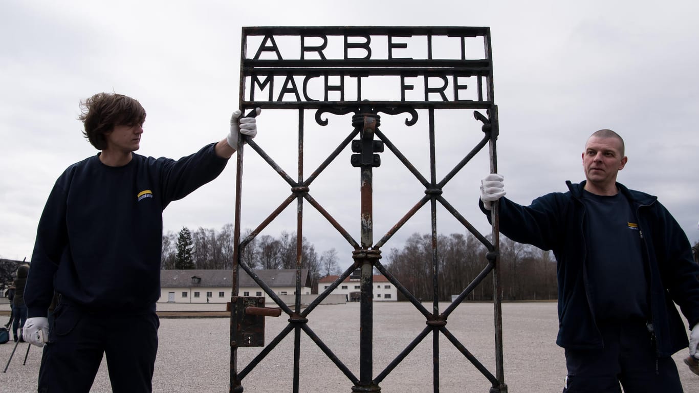 Das historische Tor des Konzentrationslagers Dachau ist wieder zurück in der Gedenkstätte.