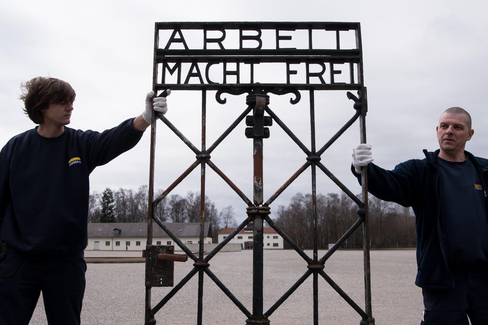 Das historische Tor des Konzentrationslagers Dachau ist wieder zurück in der Gedenkstätte.