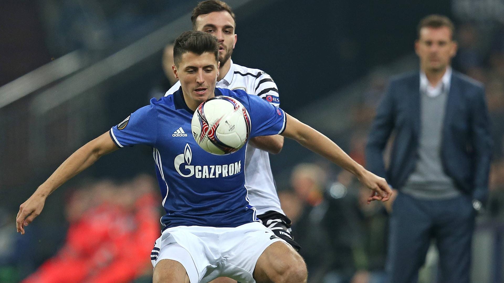 Hintermann: Der Schalker Alessandro Schöpf (vorne) wird von Giannis Mystakidis von PAOK Saloniki bedrängt. Hintermann: Der Schalker Alessandro Schöpf (vorne) wird von Giannis Mystakidis von PAOK Saloniki bedrängt.