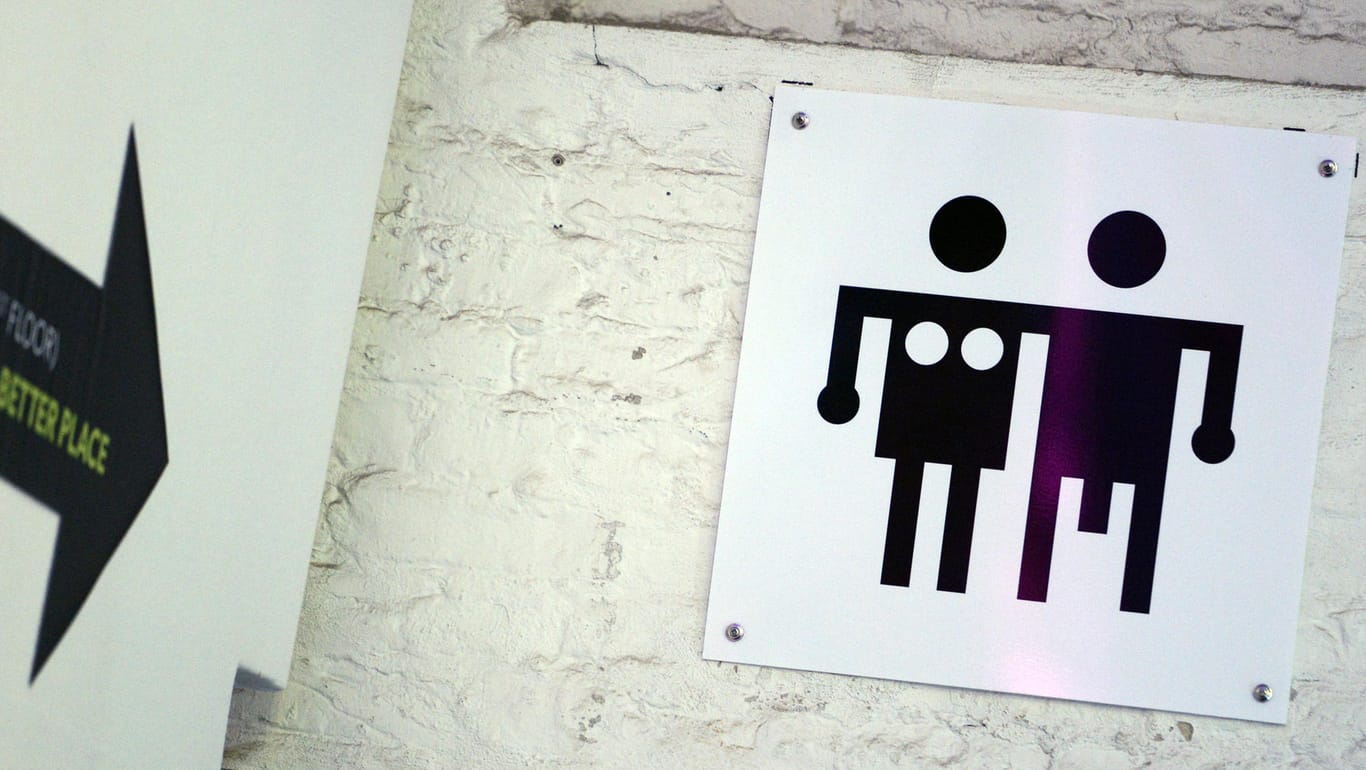 Piktogramme an einer Transgender-Toilette.